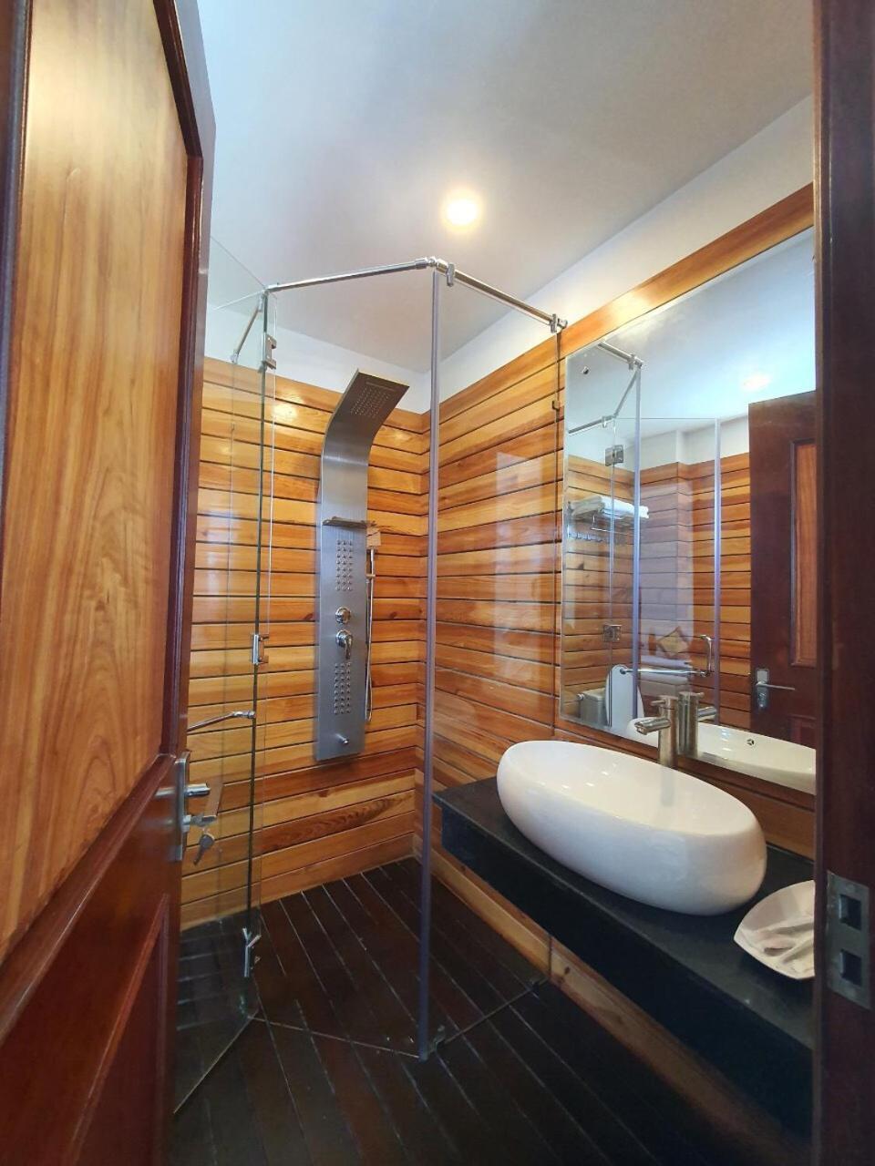 Song Anh Hotel Буонметхуот Экстерьер фото