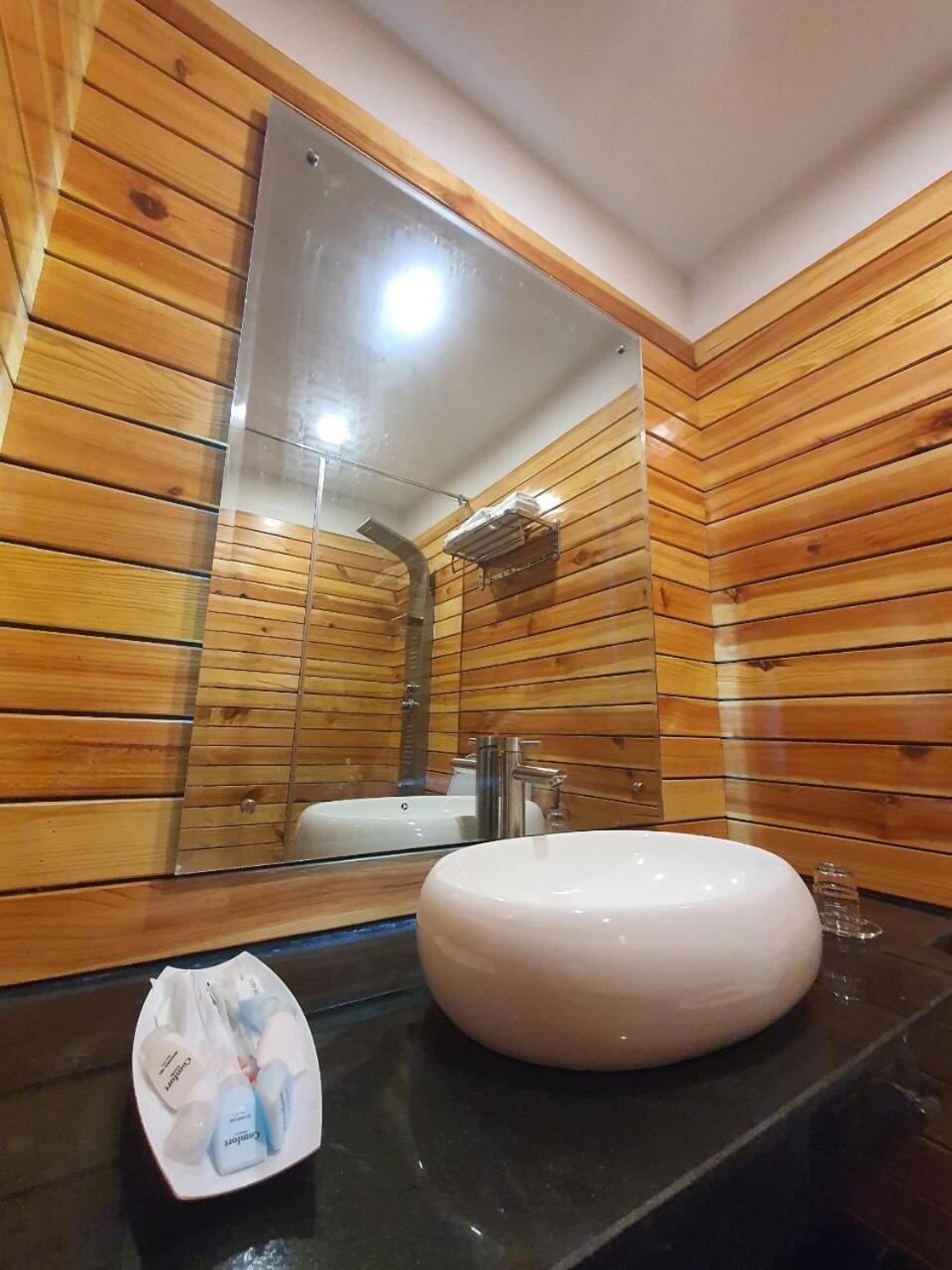 Song Anh Hotel Буонметхуот Экстерьер фото